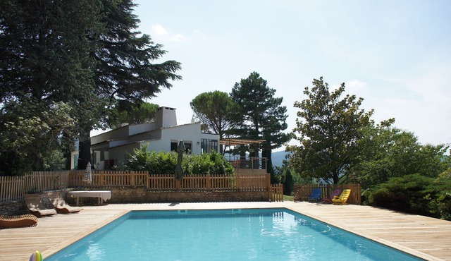 Provencal farmhouse with view (access piedmont village)