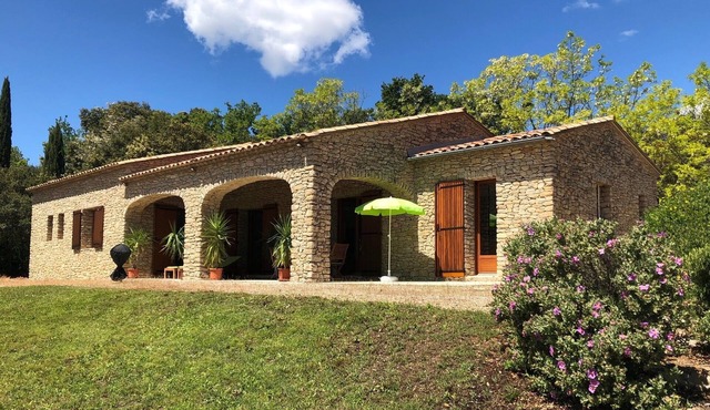 Provencal farmhouse with pool and large garden, quiet