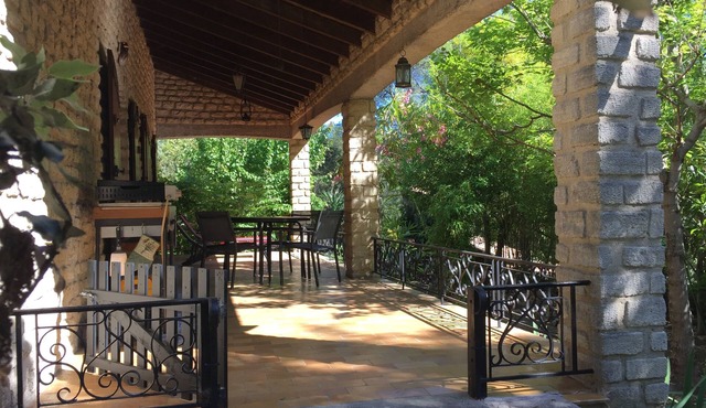 Provencal cottage on the heights of L'Isle sur la Sorgue