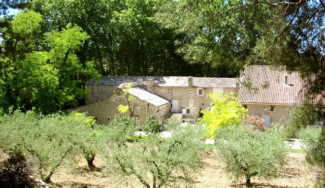 Provencal farmhouse with pool, for 6 people in the heart of Provence