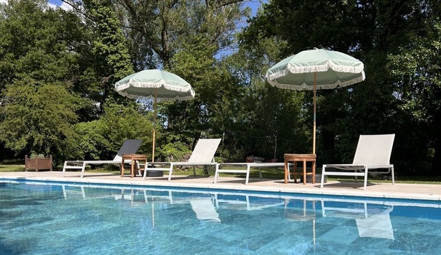 Provencal guest room with swimming pool on the edge of Lez