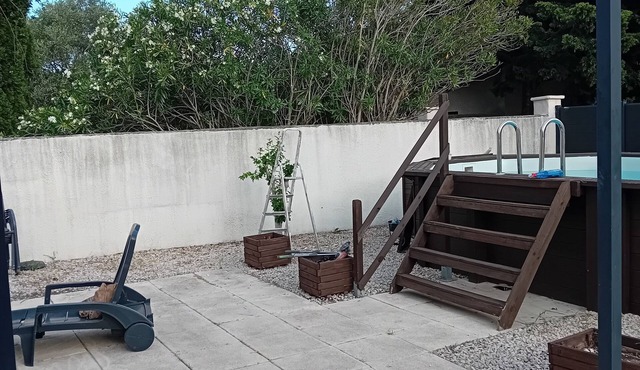 Provencal villa near Avignon with above-ground pool