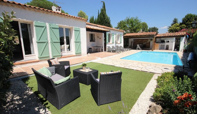 Provencal villa with heated pool in beautiful surrondings, close to the beaches