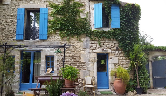 provencal stone mas 500 m from the city center capacity 6 pers. (3 ch.)