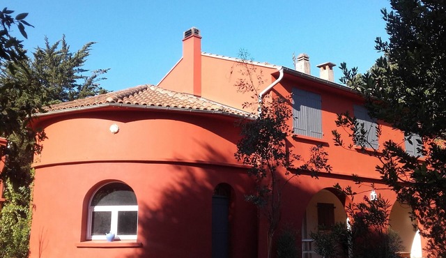 Provencal property with swimming pool in a wooded area, access to the sea by bike