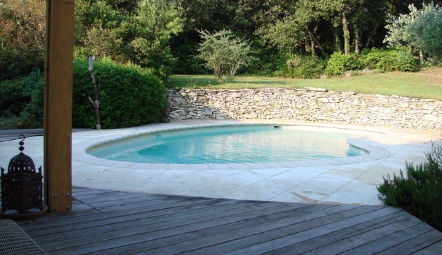 Provencal villa with pool near Avignon