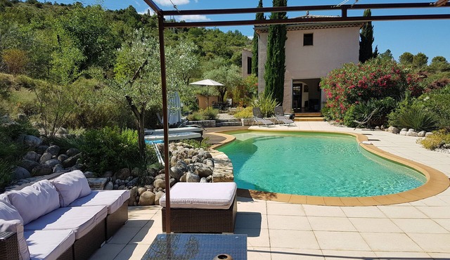 Provencal gite with all comforts, swimming pool, in a quiet property