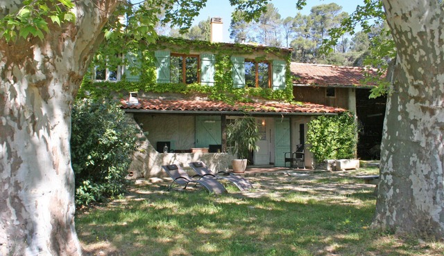 Provencal gîte with pool in unique location