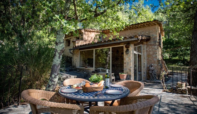 Provencal gîte with shared pool