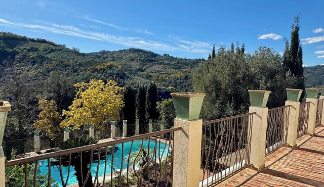 Provencal house between sea and mountains. Swimming pool