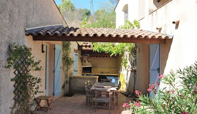 Provencal house with direct access to lake and private pool