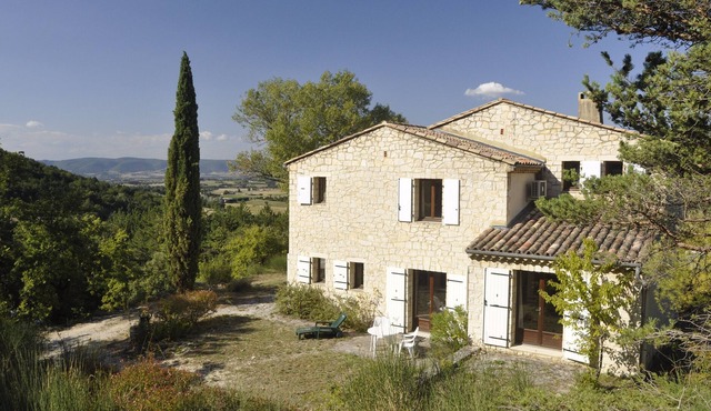 Provencal house in the countryside with superb views over the large pool Valley
