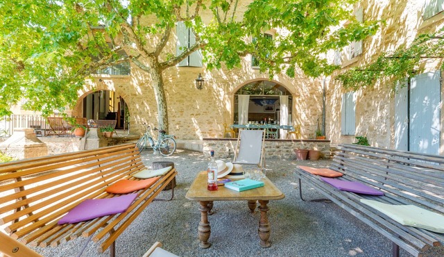 Provencal house with courtyard and pond - Provence