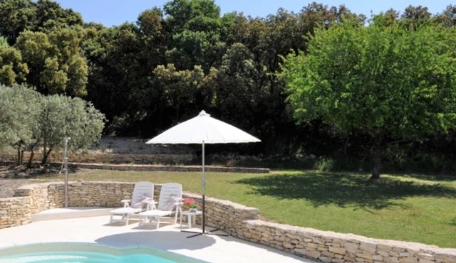 Provencal holiday home with private pool on 3000 m2 of garden, in the middle of the Luberon