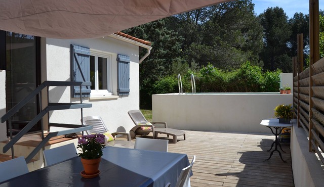 Provencal house completely renovated with swimming pool located in the pine forest