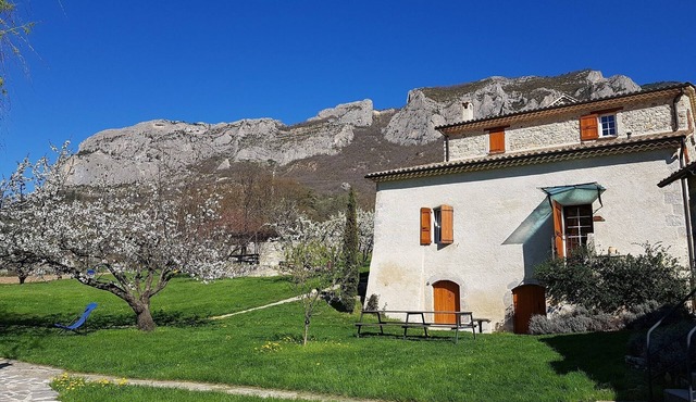 Provencal house in a huge garden (Moulin, middle house)