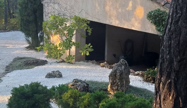 Provencal house in private wooded grounds with swimming pool and tennis court. Sleeps 5.