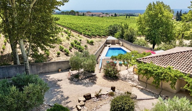 Provencal house in the heart of the vineyards