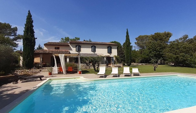Provencal house near Aix en Provence with bowling pitch and swimming pool.