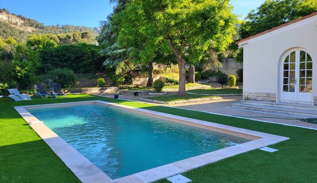 Provencal house on flat plot with swimming pool Garlaban view