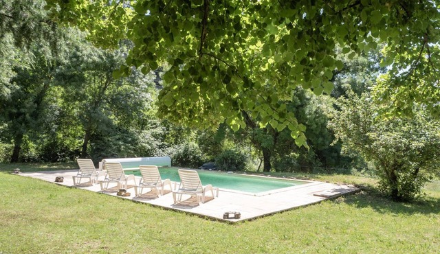 Provencal house with swimming pool facing the luberon on 15,000 m of wooded land