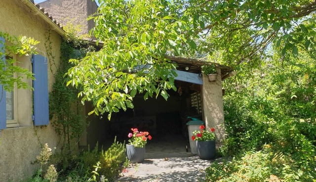 Provençal house with swimming pool LUBERON in pretty village of LUBERON