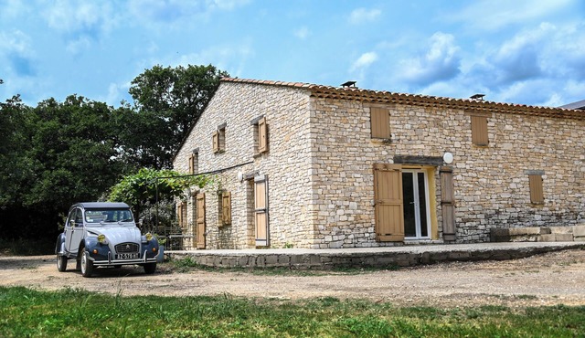 Provencal house with heated pool, jacuzzi and view 5 minutes from the Colorado