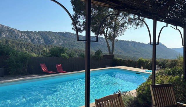 Provencal house with private pool near Bandol
