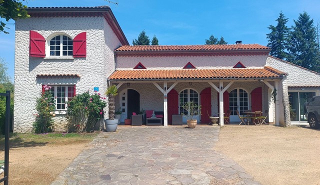 Provencal house with swimming pool and spa.