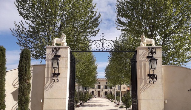 Provençal Mas near Avignon with swimming pool and Jacuzzi