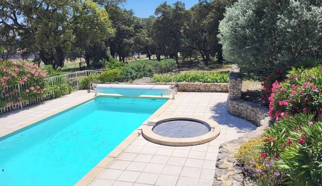 Provencal mas tt comfort with a clear view on the Mont Ventoux pool