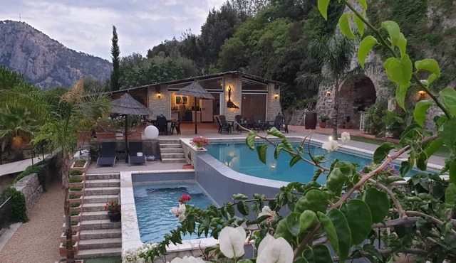 Provencal Mas with swimming pool. Perfect for family with children.