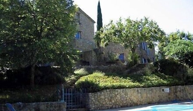 Provencal sheepfold, quiet, green setting, swimming pool open May 16-September 12