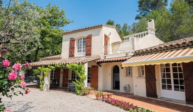 Provencal Style Villa with pool in rural Provence. 5 minutes walk to the village