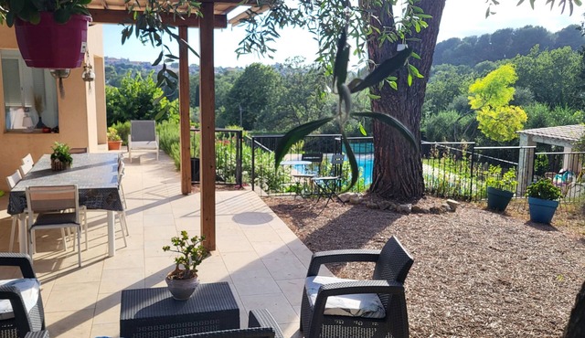 Provencal villa 130m2, 3 bedrooms, quiet location. large swimming pool.