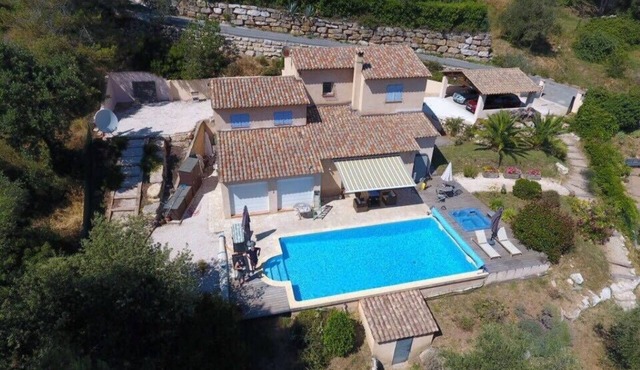 Provençal villa with pool and a lovely view of the hills