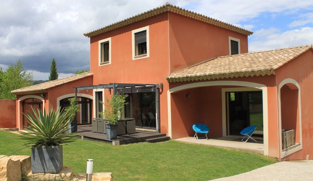 Provencal Villa: 4 Bedrooms and heated pool