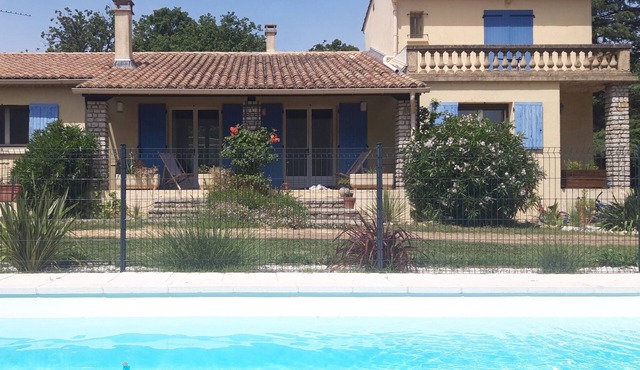 Provencal villa and separate apartment, air-conditioned garden & pool.