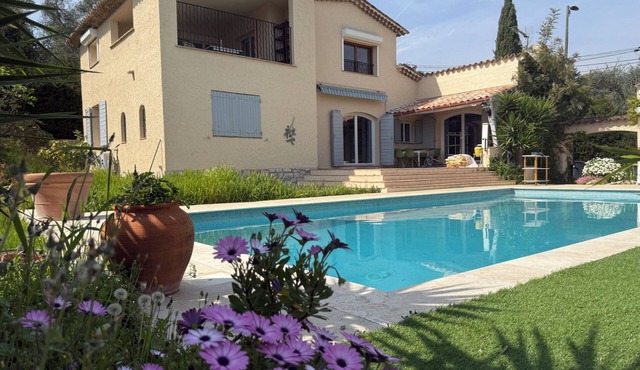 Provencal villa for 10 people with swimming pool and garden in Grasse