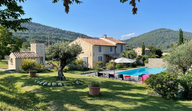 Provencal villa for 8 guests, swimming pool, olive grove, in the heart of nature in Manosque.