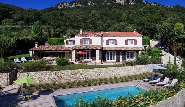 Provencal villa located in serene setting with panoramic views, sleeps 12