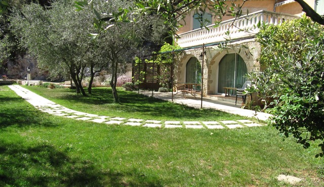 Provencal villa in Cabris, between sea and mountains.