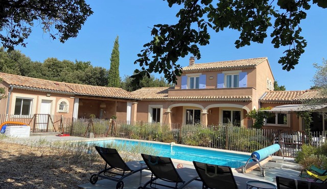Provencal villa in the heart of the oak grove