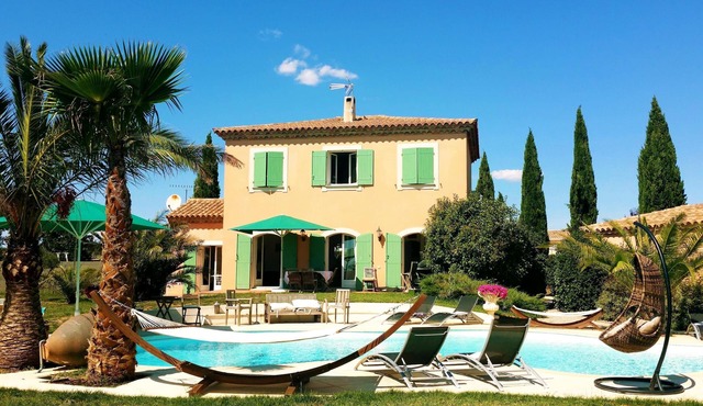 Provencal villa in the heart of the vineyards with swimming pool