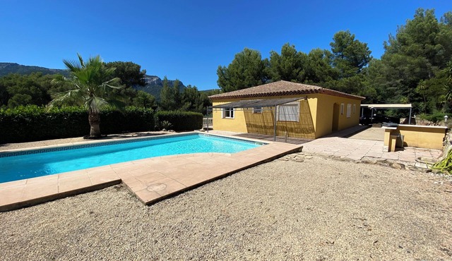 Provençal villa in Toulon with swimming pool, boules court, in a quiet, green setting