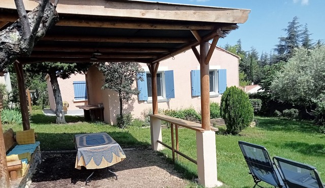 Provencal villa, large garden, village of character on the lavender route