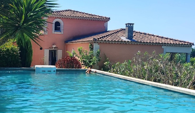 Provencal villa with swimming pool, pool table and table tennis.