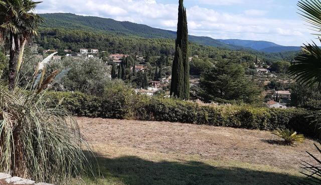 Provencal villa with dominant view, 5 minutes walk from the village, ideal for families