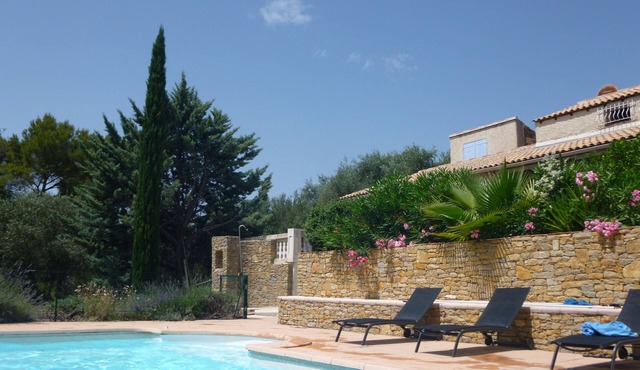 Provencal villa with a pool, for a family or group