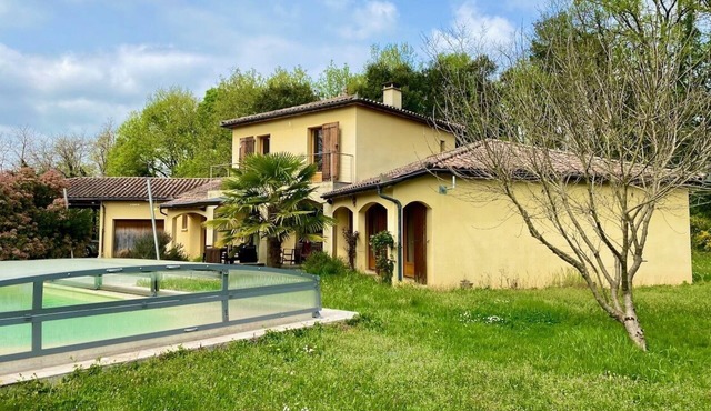 Provencal villa with indoor pool, 10 minutes from Sarlat
